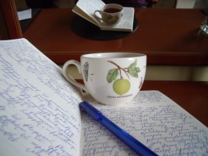 Հյուրանոցում թեյ եմ խմում ու գրում